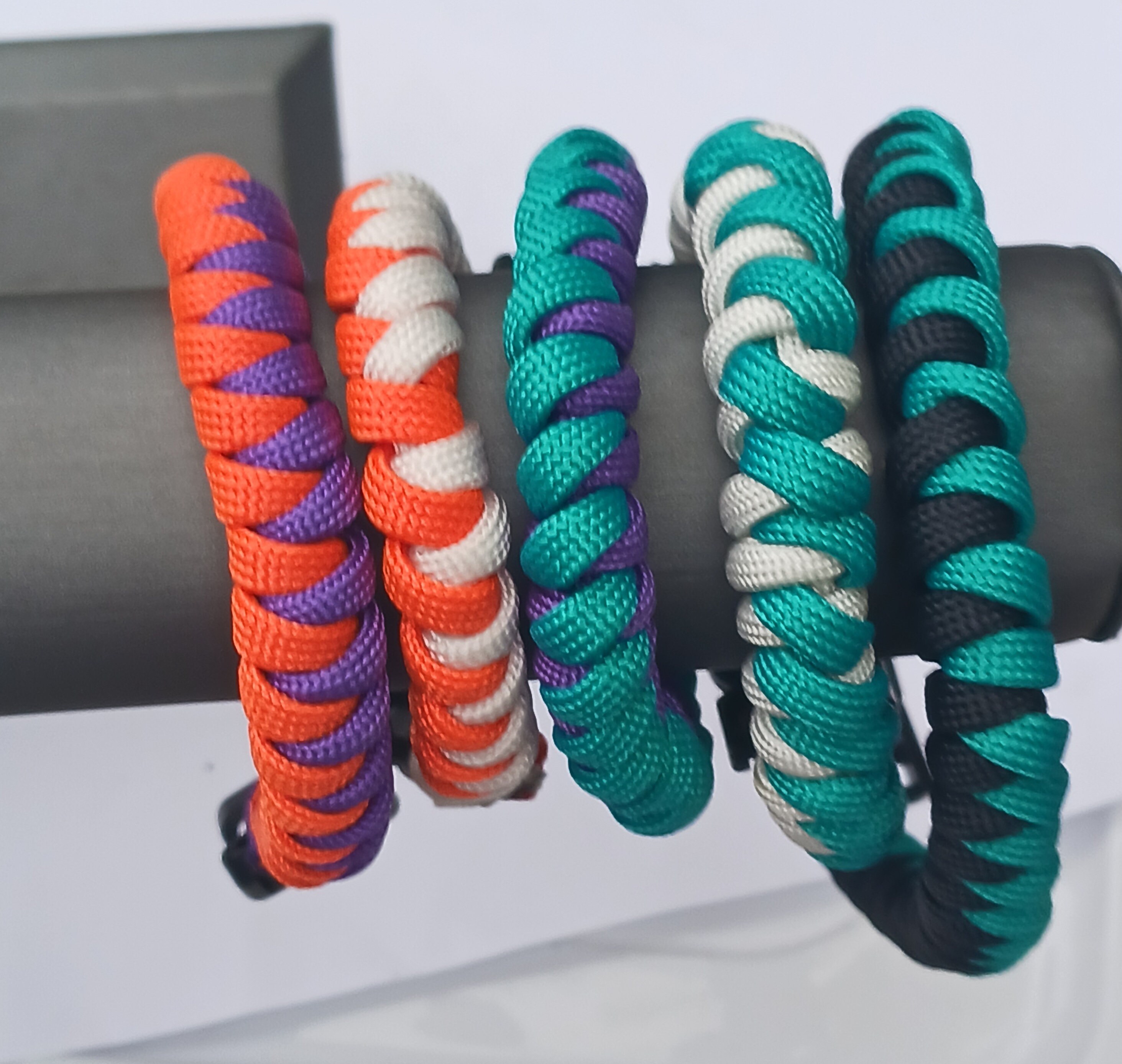 Two color paracord online bracelet with buckle