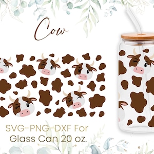 Peut inclure: Une canette en verre de 20 onces avec un couvercle en bambou brun et une paille. La canette est décorée d'un motif de taches de vache brunes et de visages de vache blancs avec des nez roses. Le texte "Cow" est en haut de l'image et le texte "SVG-PNG-DXF For Glass Can 20 oz." est en bas de l'image.
