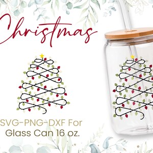 K&ouml;nnte beinhalten: Ein transparentes Glas mit Bambusdeckel und Strohhalm. Das Glas hat ein schwarz-wei&szlig;es Design eines Weihnachtsbaums mit Lichtern und einem Stern oben. Der Text "SVG-PNG-DXF for Glass Can 16 oz." befindet sich unter dem Bild. Der Text "Christmas" befindet sich oben im Bild.