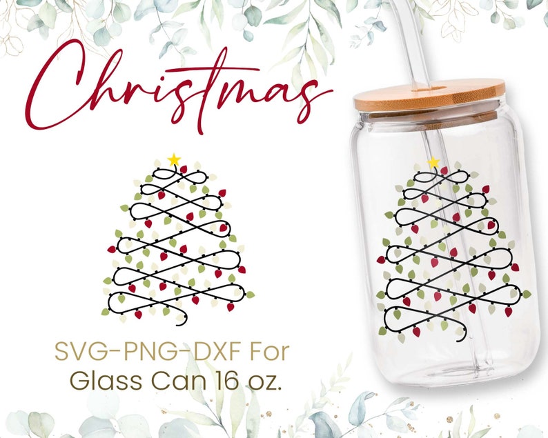 K&ouml;nnte beinhalten: Ein transparentes Glas mit Bambusdeckel und Strohhalm. Das Glas hat ein schwarz-wei&szlig;es Design eines Weihnachtsbaums mit Lichtern und einem Stern oben. Der Text "SVG-PNG-DXF for Glass Can 16 oz." befindet sich unter dem Bild. Der Text "Christmas" befindet sich oben im Bild.