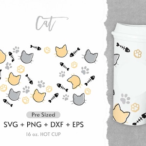 Op de afbeelding: Een witte 16 ounce warme beker met een ontwerp van gele en grijze katten, poot afdrukken en visgraten. De tekst "Cat" staat bovenaan de afbeelding.