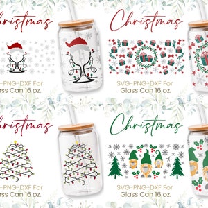 K&ouml;nnte beinhalten: Vier Designs f&uuml;r 473 ml Glasdosen-Verpackungen mit Weihnachtsmotiven. Die Designs beinhalten einen Weihnachtsbaum mit Lichtern, einen Kranz mit Geschenken, einen Gnom mit einer Tasse Kaffee und einen Weihnachtsbaum mit Ornamenten. Jedes Design ist von einem wei&szlig;en Hintergrund mit Schneeflocken und Stechpalmen umgeben.