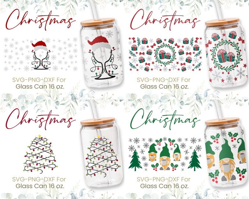 K&ouml;nnte beinhalten: Vier Designs f&uuml;r 473 ml Glasdosen-Verpackungen mit Weihnachtsmotiven. Die Designs beinhalten einen Weihnachtsbaum mit Lichtern, einen Kranz mit Geschenken, einen Gnom mit einer Tasse Kaffee und einen Weihnachtsbaum mit Ornamenten. Jedes Design ist von einem wei&szlig;en Hintergrund mit Schneeflocken und Stechpalmen umgeben.