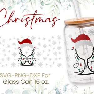 K&ouml;nnte beinhalten: Ein transparentes Glas mit Bambusdeckel und Strohhalm. Das Glas ist mit einem Weihnachtsbaum mit Lichtern und einem Weihnachtsmann-Hut verziert. Der Text "Christmas" ist oben im Bild in Rot geschrieben. Der Text "SVG-PNG-DXF for Glass Can 16 oz." ist unter dem Glas geschrieben.