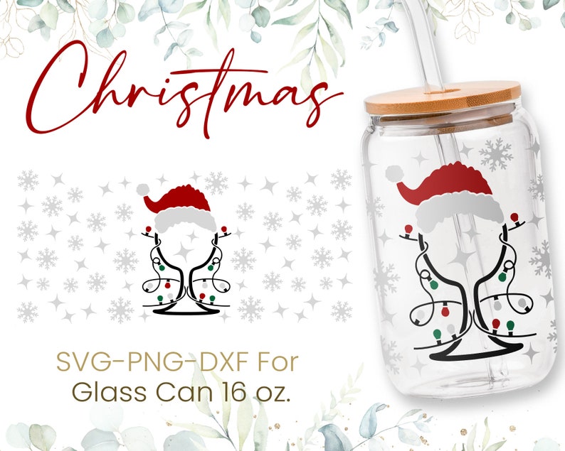 K&ouml;nnte beinhalten: Ein transparentes Glas mit Bambusdeckel und Strohhalm. Das Glas ist mit einem Weihnachtsbaum mit Lichtern und einem Weihnachtsmann-Hut verziert. Der Text "Christmas" ist oben im Bild in Rot geschrieben. Der Text "SVG-PNG-DXF for Glass Can 16 oz." ist unter dem Glas geschrieben.