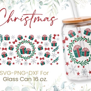 K&ouml;nnte beinhalten: Ein durchsichtiger Glasbecher mit Bambusdeckel und einem roten und gr&uuml;nen Weihnachtsmuster mit Geschenken, Schneeflocken und Stechpalmen. Der Text "SVG-PNG-DXF For Glass Can 16 oz." befindet sich unter dem Bild.