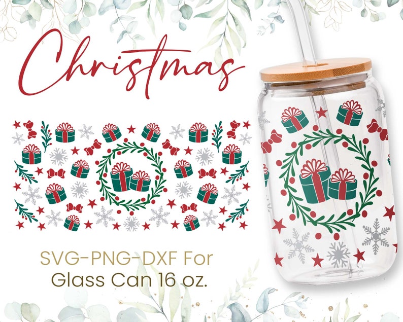 K&ouml;nnte beinhalten: Ein durchsichtiger Glasbecher mit Bambusdeckel und einem roten und gr&uuml;nen Weihnachtsmuster mit Geschenken, Schneeflocken und Stechpalmen. Der Text "SVG-PNG-DXF For Glass Can 16 oz." befindet sich unter dem Bild.