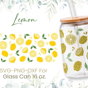 Puede incluir: Un vaso de vidrio transparente con tapa de bambú y una pajita. El vaso tiene un patrón de limón con detalles de purpurina dorada. El texto "Lemon" está en la parte superior de la imagen. El texto "SVG-PNG-DXF for Glass Can 16 oz." está en la parte inferior de la imagen.