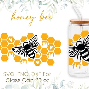 Puede incluir: Una silueta de abeja negra y blanca sobre un diseño de panal de abeja amarillo. El diseño está en una lata de vidrio transparente con tapa de bambú y pajita. El texto "honey bee" está en la parte superior de la imagen. El texto "SVG-PNG-DXF For Glass Can 20 oz." está en la parte inferior de la imagen.