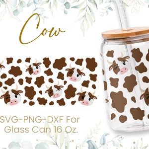 Può includere: Un barattolo di vetro trasparente con un coperchio in bambù marrone e una cannuccia. Il barattolo è decorato con un motivo di macchie di mucca marroni su sfondo bianco. Il testo "Cow" è scritto in lettere dorate sopra il barattolo. Il testo "SVG-PNG-DXF for Glass Can 16 Oz." è scritto sotto il barattolo.