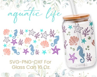 Pode incluir: Uma lata de vidro de 473 ml com tampa de bambu e um canudo. A lata é decorada com um padrão repetido de cavalos-marinhos, conchas, estrelas do mar e corais em tons de rosa, roxo, azul e turquesa. O texto "aquatic life" está escrito em turquesa na parte superior da imagem.