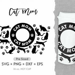 Op de afbeelding: Zwart-wit ontwerp van een kattenmama met een cirkel van katten en potafdrukken rond de woorden "Cat Mom". Het ontwerp is vooraf geformatteerd voor een 16 oz. warme beker.
