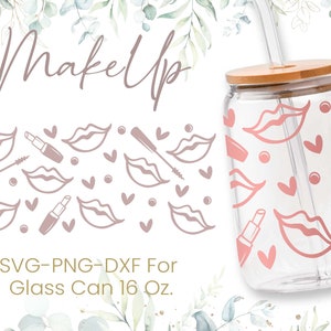 Op de afbeelding: Een doorzichtige glazen kan met een bamboe deksel en een roze en witte lippendruk. De kan heeft een rietje dat uit het deksel steekt. De tekst "MakeUp" staat bovenaan de afbeelding en de tekst "SVG-PNG-DXF For Glass Can 16 Oz." staat onderaan de afbeelding.