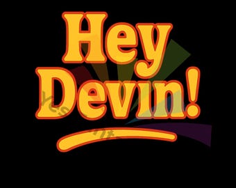 Puede incluir: Diseño gráfico retro sobre fondo negro con el texto "Hey Devin!" en naranja y amarillo. El texto tiene un efecto de sombra y está delineado en naranja. Una línea naranja curva está debajo del texto, con rayos coloridos que emanan de detrás.