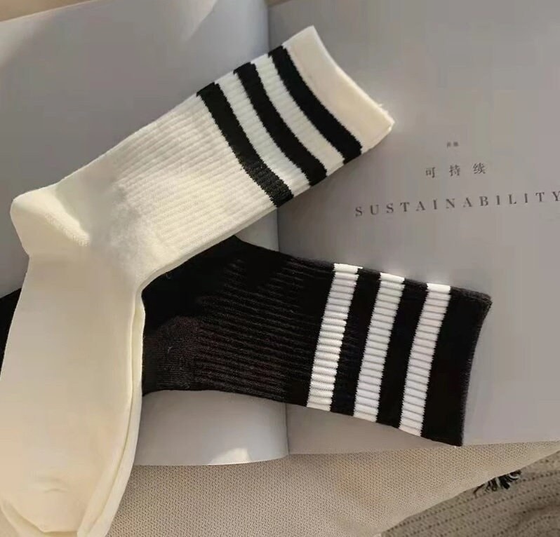  12 Pairs White Unisex Crew Socks with Two Black Stripes Classic  Retro Old School (7-9) : Ropa, Zapatos y Joyería