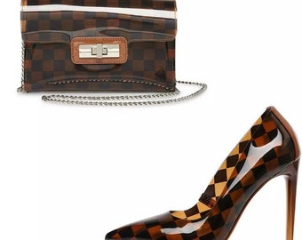 Zapatos de salón a cuadros marrones con bolso a juego Talla 10