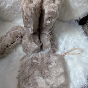 Beige Kunstpelz Stiefel mit passender Geldbörse & Ohrenwärmer – Damengröße 10 – Winter Statement Set