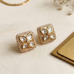 Piccoli orecchini a lobo Kundan color oro, con decorazioni floreali in moissanite.