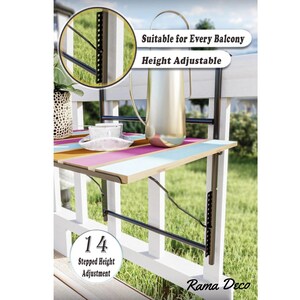 Op de afbeelding: Een zwarte metalen balkontafel met een kleurrijk houten blad. De tafel is in hoogte verstelbaar met 14 standen. De tekst "Geschikt voor elk balkon" en "Hoogte verstelbaar" is zichtbaar op de afbeelding. De tekst "Rama Deco" is ook zichtbaar op de afbeelding.