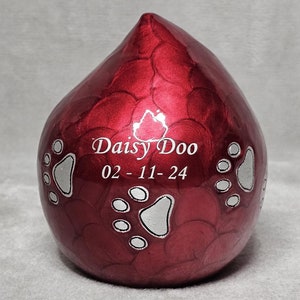Deep Red Teardrop Pet Urn – Personalised - Medium, 6 Inch (For Pets up to 20kg/44lbs)