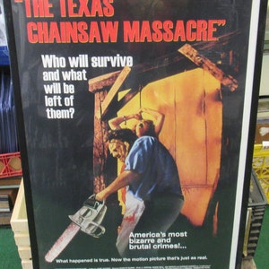 Può includere: Un poster per il film horror "Non aprite quella porta". Il poster presenta un uomo che tiene una motosega e una donna con un'espressione terrorizzata. Il testo sul poster recita "Chi sopravviverà e cosa rimarrà di loro?" e "I crimini più bizzarri e brutali d'America!"