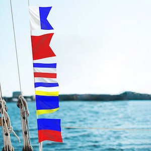 Peut inclure: Un ensemble de cinq pavillons de signalisation nautique suspendus à une corde. Les pavillons sont rouge, blanc, bleu et jaune. Les pavillons sont utilisés pour communiquer des messages en mer.