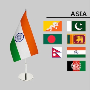 Könnte beinhalten: Eine Reihe von Flaggen, die Länder in Asien repräsentieren. Die Flaggen umfassen Indien, Pakistan, Bhutan, Bangladesch, Nepal, Sri Lanka und Afghanistan. Die Flaggen werden auf einem weißen Hintergrund mit dem Wort "ASIEN" in schwarzer Schrift oben angezeigt.
