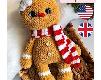 Può includere: Bambola fatta a mano a forma di omino di pan di zenzero con testa glassata bianca, occhi blu e sciarpa a righe rosse e bianche. La bambola ha bottoni e finiture bianche. L'immagine include il testo "PDF pattern".