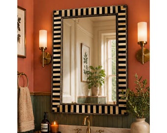 Handgemaakte spiegel met frame van hars en beeninleg en gouden afwerking in koper.