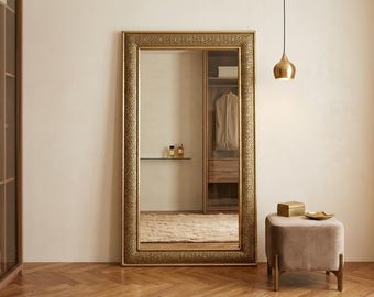 Ganzkörperspiegel aus Messing – Großer, reich verzierter Ankleidespiegel zum Aufstellen auf dem Boden