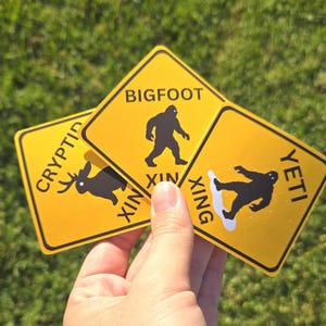 &quot;Verschiedene &quot;&quot;Cryptid Crossing Schild&quot;&quot; Aufkleber! (Jackalope, Yeti und Bigfoot XING) Ideal für Naturliebhaber, Supernatural-Liebhaber und mehr!