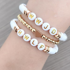 WWJD / HWLF Heishi Clay Bead Armband + 14K Gold Finish Herz Armband Stack Set| Edle schöne Erinnerung an Jesus | Elastische Dehnung