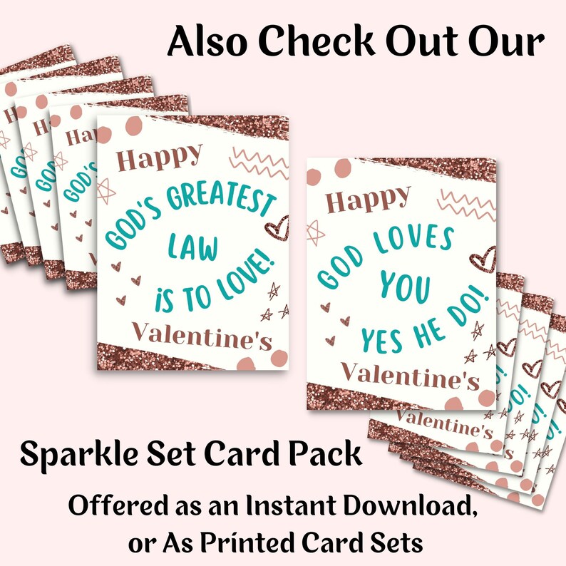 Op de afbeelding: Een set printbare Valentijnsdagkaarten met een roze glitterachtergrond en turquoise tekst. De kaarten bevatten de tekst "Happy God's Greatest Law is to Love! Valentine's" en "Happy God Loves You Yes He Do! Valentine's".