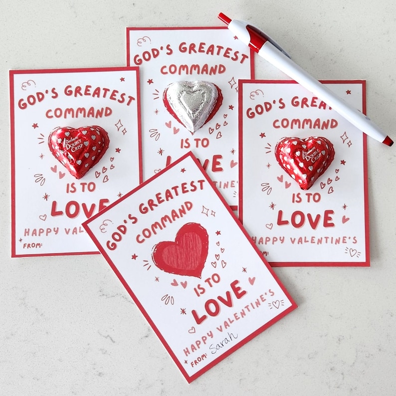 Op de afbeelding: Vier Valentijnsdagkaarten met rode randen en witte binnenkanten. Elke kaart heeft een rood hart met de tekst "Gods grootste gebod is om lief te hebben" en een chocoladehartje. De kaarten bevatten ook de tekst "Gelukkige Valentijnsdag" en "Van:"