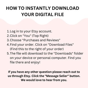 Op de afbeelding: Een witte achtergrond met roze tekst die uitlegt hoe je een digitaal bestand direct van Etsy kunt downloaden. De tekst bevat instructies over hoe je inlogt op je Etsy-account, je bestelling vindt en het bestand downloadt.