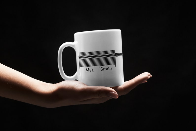K&ouml;nnte beinhalten: Wei&szlig;e Keramiktasse mit einer schwarzen Grafik einer Schallwelle und dem Text "Alex Smith".