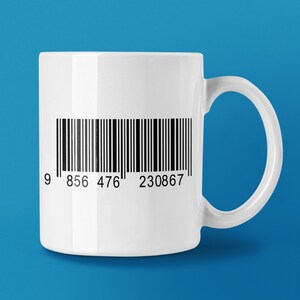 K&ouml;nnte beinhalten: Eine wei&szlig;e Keramiktasse mit einem schwarzen Barcode, der auf der Vorderseite aufgedruckt ist. Der Barcode hat die Zahlen 9 856 476 230867 darunter gedruckt.