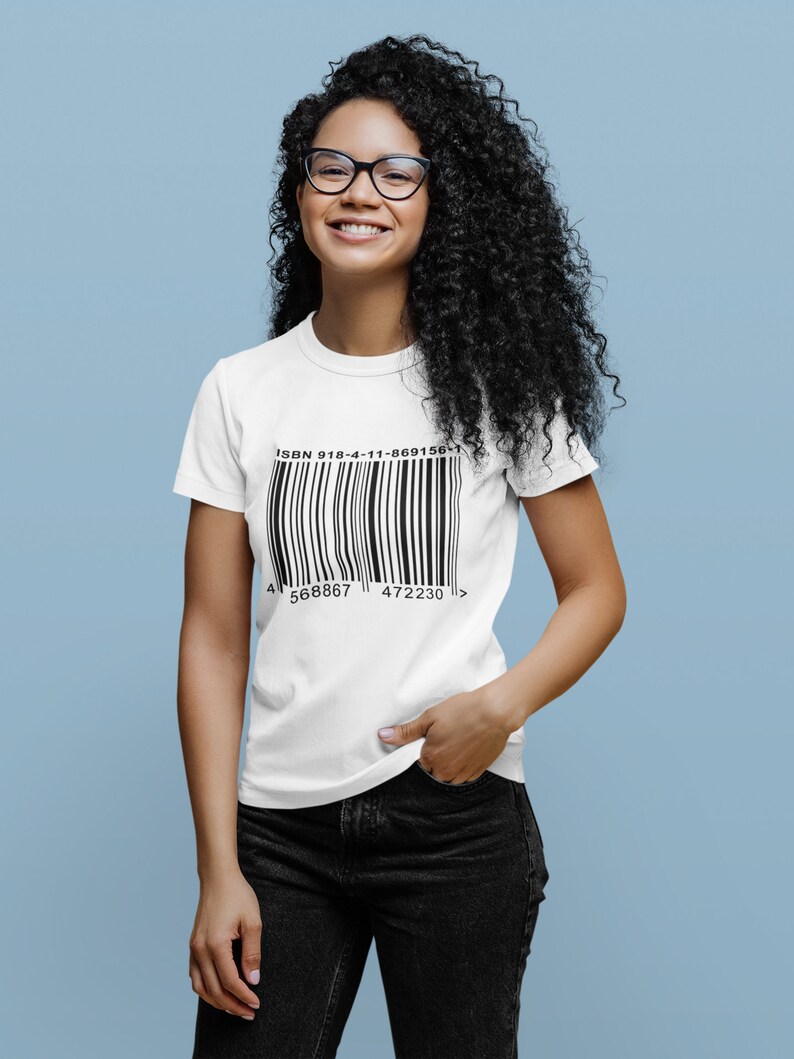 K&ouml;nnte beinhalten: Ein wei&szlig;es T-Shirt mit einer schwarzen Barcode-Grafik und dem Text "ISBN 918-4-11-869156-1" auf der Vorderseite. Der Barcode hat die Zahlen 568867 und 472230 darunter gedruckt.
