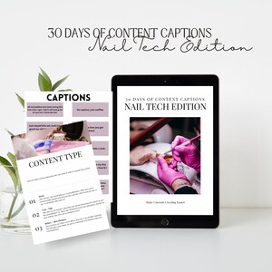 Peut inclure: Une tablette numérique affichant un guide imprimable pour les techniciennes en manucure. Le guide comprend 30 jours de légendes de contenu et des suggestions de type de contenu pour les médias sociaux. Le texte sur la tablette indique "30 jours de légendes de contenu Edition Nail Tech".