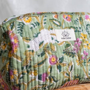 Toiletry bag / Quilted pouch / Make-up bag / Indian patterns / Blockprint / Gift ideas. /Box Vert