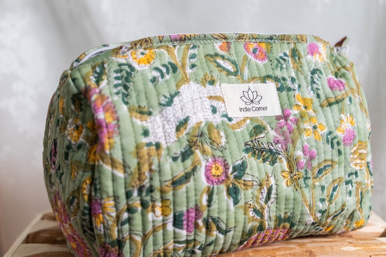 Toiletry bag / Quilted pouch / Make-up bag / Indian patterns / Blockprint / Gift ideas. /Box Vert