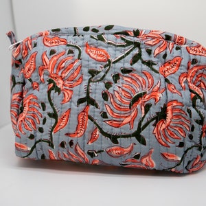 Toiletry bag / Quilted pouch / Makeup bag / Indian patterns / Blockprint / Gift ideas. /Box image 2