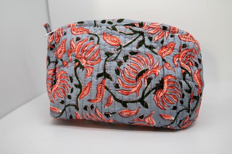 Toiletry bag / Quilted pouch / Makeup bag / Indian patterns / Blockprint / Gift ideas. /Box image 2