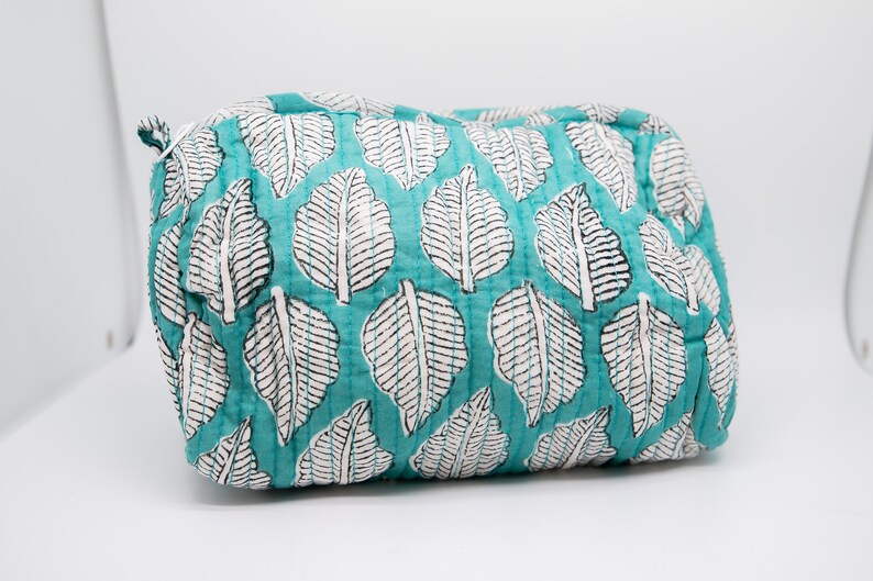 Toiletry bag / Quilted pouch / Makeup bag / Indian patterns / Blockprint / Gift ideas. /Box image 4