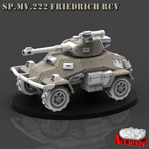 Puede incluir: Un modelo en color beige y blanco de un vehículo militar, el SP.MV.222 Friedrich RCV, con una gran torreta de cañón y cuatro ruedas. El modelo se encuentra sobre una base negra. El texto "SP.MV.222 FRIEDRICH RCV" está en la parte superior de la imagen.