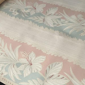 Rolo de papel de parede vintage dos anos 40 com listras florais em azul e rosa, feito nos EUA