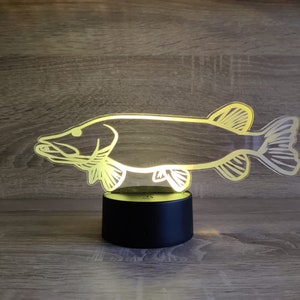 Hecht-LED-Lampe 26×14 cm • Fischsilhouette mit Acrylgravur • Geschenk für Angler