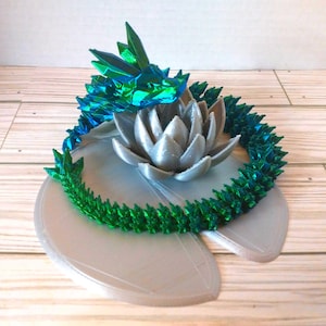 Gelenk Flexi Dragon Stand Display Halter Seerosenblatt Diorama für Frösche, Katzen, Oktopus, und Figuren | One-Piece, Print in Place STL