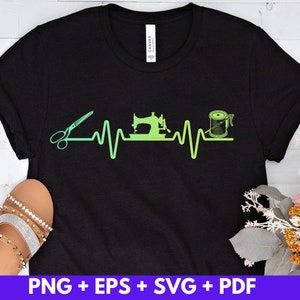 Puede incluir: Camiseta negra con un gráfico verde de máquina de coser, tijeras y carrete de hilo. El gráfico incluye una línea de latido del corazón verde. El texto "PNG + EPS + SVG + PDF" está en la parte inferior de la imagen.