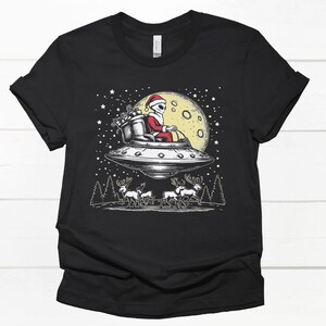 Retro Alien Santa Claus Tee, UFO Christmas Shirt, Holiday Graphic Tee, Unisex Extraterrestrial Top, Festive Space T-Shirt